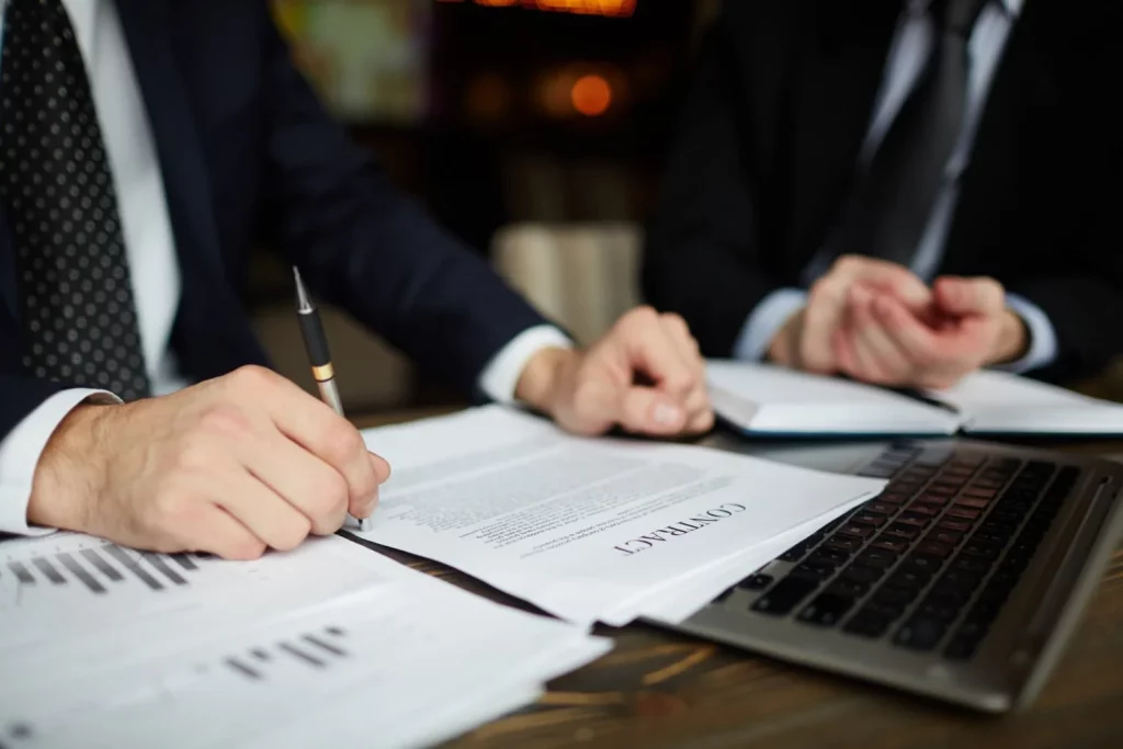 รับรองเอกสารโนตารีโดยทนายความ 3 lawyer business reading contract.jpg