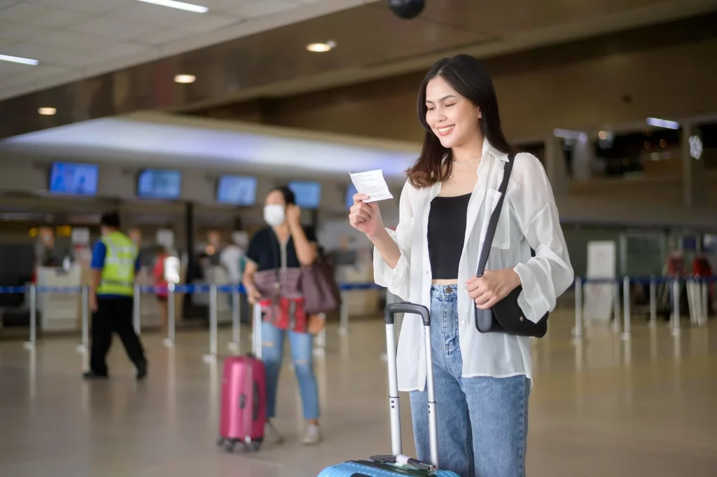 บริการขอหนังสือรับรองความประพฤติ / รับรองประวัติอาชญากรรม (Police Clearance Certificate :CID) 3 young female traveler carrying suitcases international airport.jpg